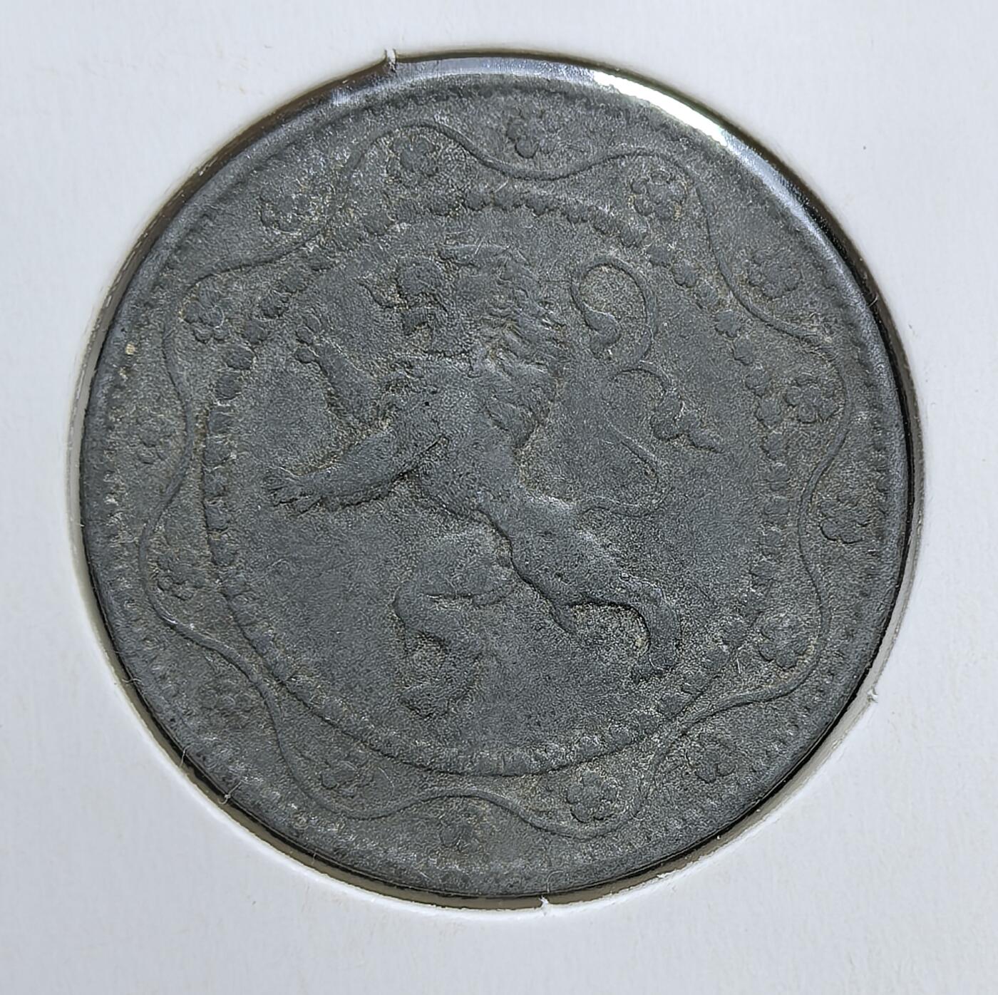 外国优质老铜币银币，周日九点倒数截拍，满百包邮，持续收拍，初八发货 比利时1915 年25 分锌币。正面是比利时国徽 “雄狮盾徽”，背面以法语 “BELGIQUE” 标注国名与面值。一战期间比利时被德国占领，物资极度匮乏，传统铜材短缺，因此改用廉价锌铸造货币，这枚硬币正是战争对民生与经济影响的直接见证。