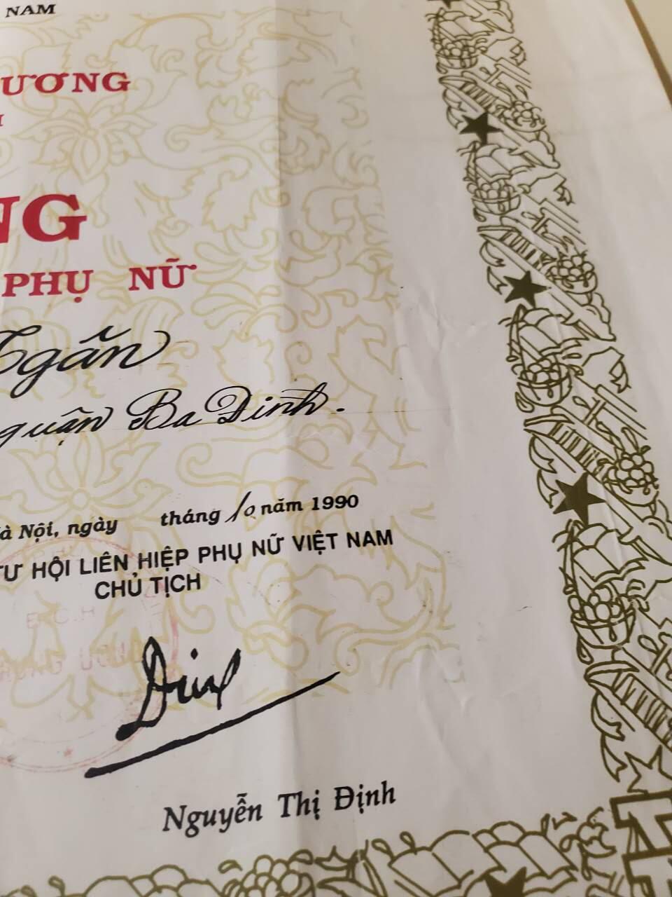 韵星假日军品类拍卖第42期 -- Rimey Holidays Militaria Auction 42 越南社会主义共和国陈氏银为妇女解放事业奖章证书带好人好事奖章一套 稀有奖章证书 原主为河内地区人民代表主席