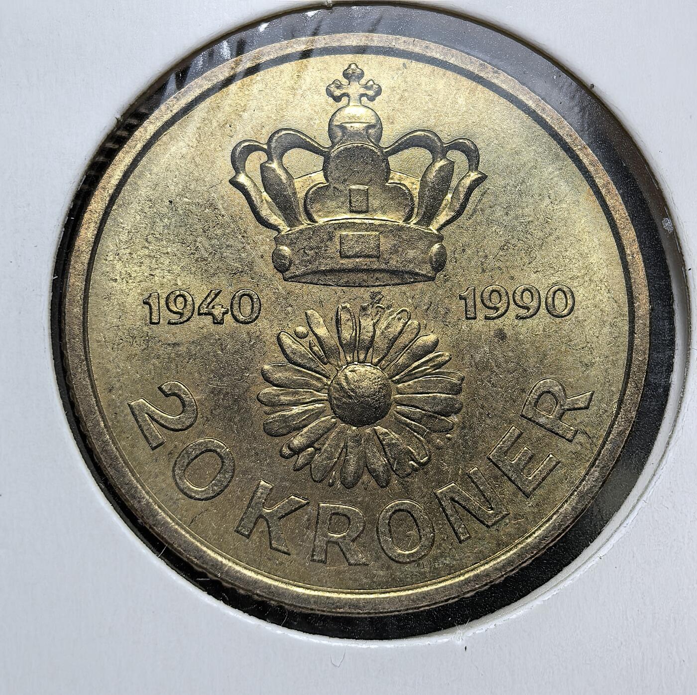外国优质老铜币银币，周日九点倒数截拍，满百包邮，持续收拍，初八发货 丹麦玛格丽特二世女王登基 50 周年20克朗纪念币。正面是女王的休闲装束像，背面以王冠和象征丹麦的雏菊图案为核心，见证了丹麦君主立宪制下的国家认同与历史传承。