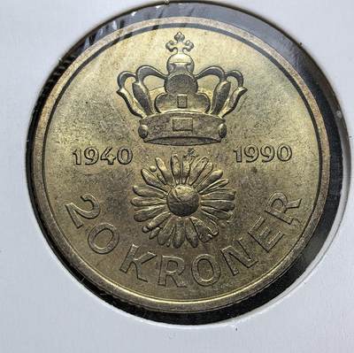 外国优质老铜币银币，周日九点倒数截拍，满百包邮，持续收拍，初八发货 - 丹麦玛格丽特二世女王登基 50 周年20克朗纪念币。正面是女王的休闲装束像，背面以王冠和象征丹麦的雏菊图案为核心，见证了丹麦君主立宪制下的国家认同与历史传承。