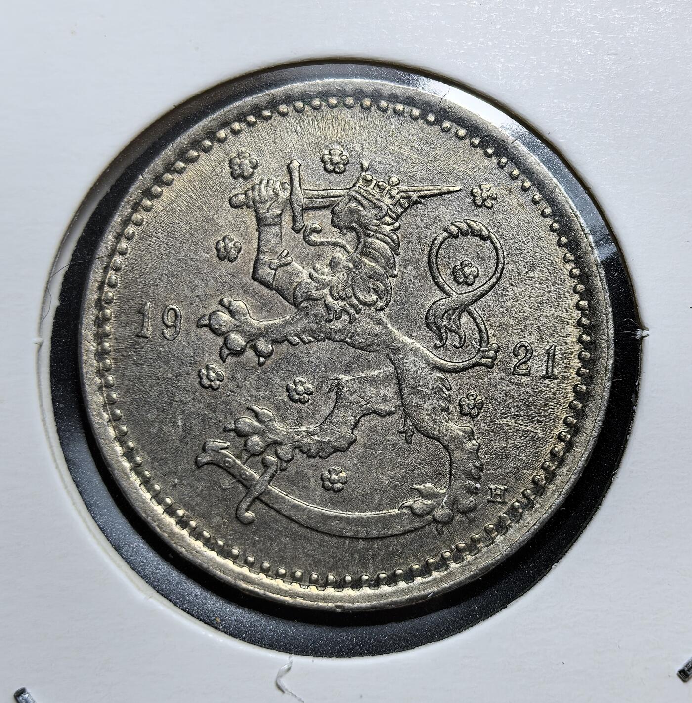 外国优质老铜币银币，周日九点倒数截拍，满百包邮，持续收拍，初八发货 少见大版芬兰1921年1马克银币，是芬兰独立后确立本国货币体系的重要币种。正面以云杉枝与松果象征北欧森林资源，背面是国徽 “持剑雄狮”，见证了芬兰在一战后经济恢复期的稳定发展。