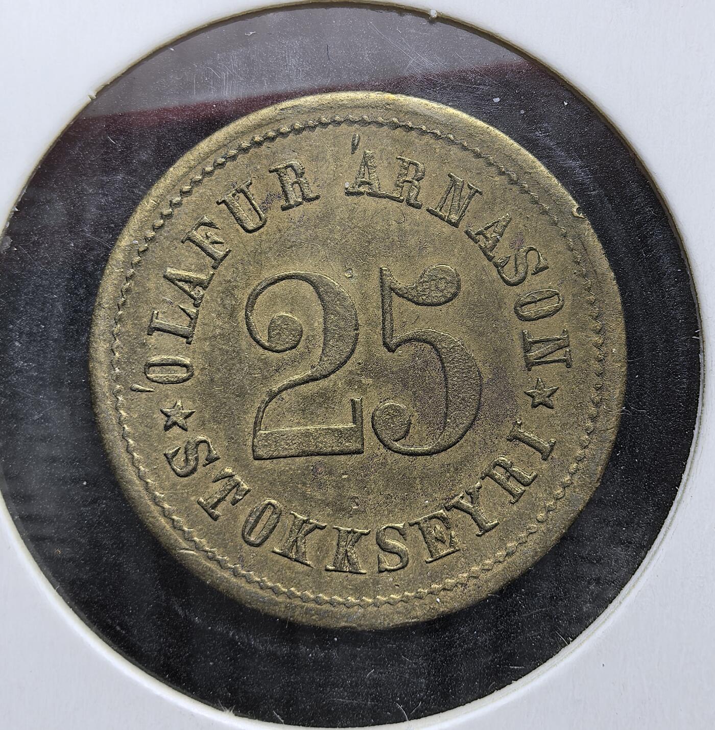 外国优质老铜币银币，周日九点倒数截拍，满百包邮，持续收拍，初八发货 全网首见冰岛斯托克赛里地区1900年25 奥拉代用铜币，正面刻有发行商 “Ólafur Árnason” 的名字，背面的冰岛语 “GEGN VÖRUM” 意为 “以货易货”。它发行于 19 世纪末至 20 世纪初，是冰岛在缺乏官方货币时，地方商人为应对货币短缺、促进本地贸易而发行的代用币，见证了冰岛早期货币体系的独特形态。