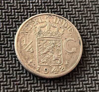 外国优质老铜币银币，周日九点倒数截拍，满百包邮，持续收拍，初八发货 - 荷属东印度1942年1/4 盾银币，发行于二战日本占领期间。正面的荷兰国徽是殖民统治的象征，背面的爪夷文则体现了本土文化印记，它见证了殖民体系在战争冲击下的瓦解，是东南亚近代殖民史的重要载体。
