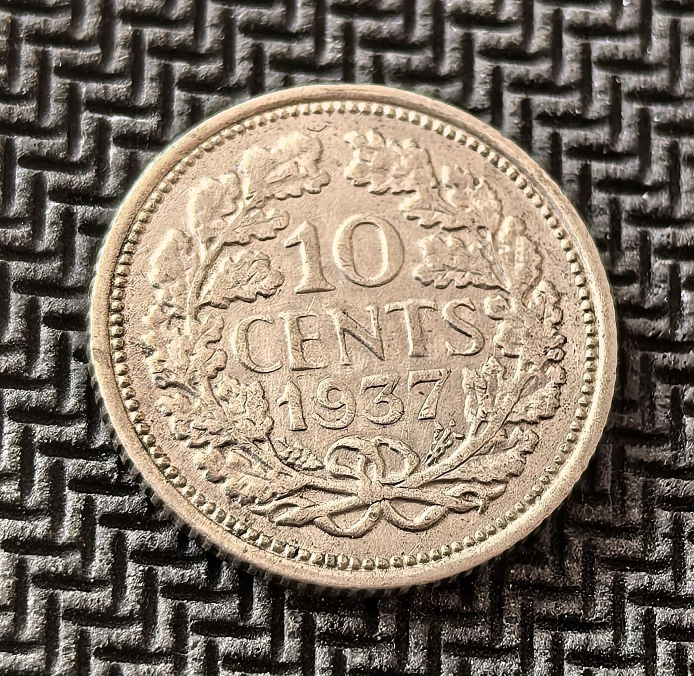 外国优质老铜币银币，周日九点倒数截拍，满百包邮，持续收拍，初八发货 荷兰1937年10分银币，发行于威廉敏娜女王统治时期。正面为女王像，彰显君主权威；背面的橡叶纹饰象征国家荣耀，见证了二战前荷兰的稳定与殖民帝国余晖，是荷兰近代货币史的重要载体。
