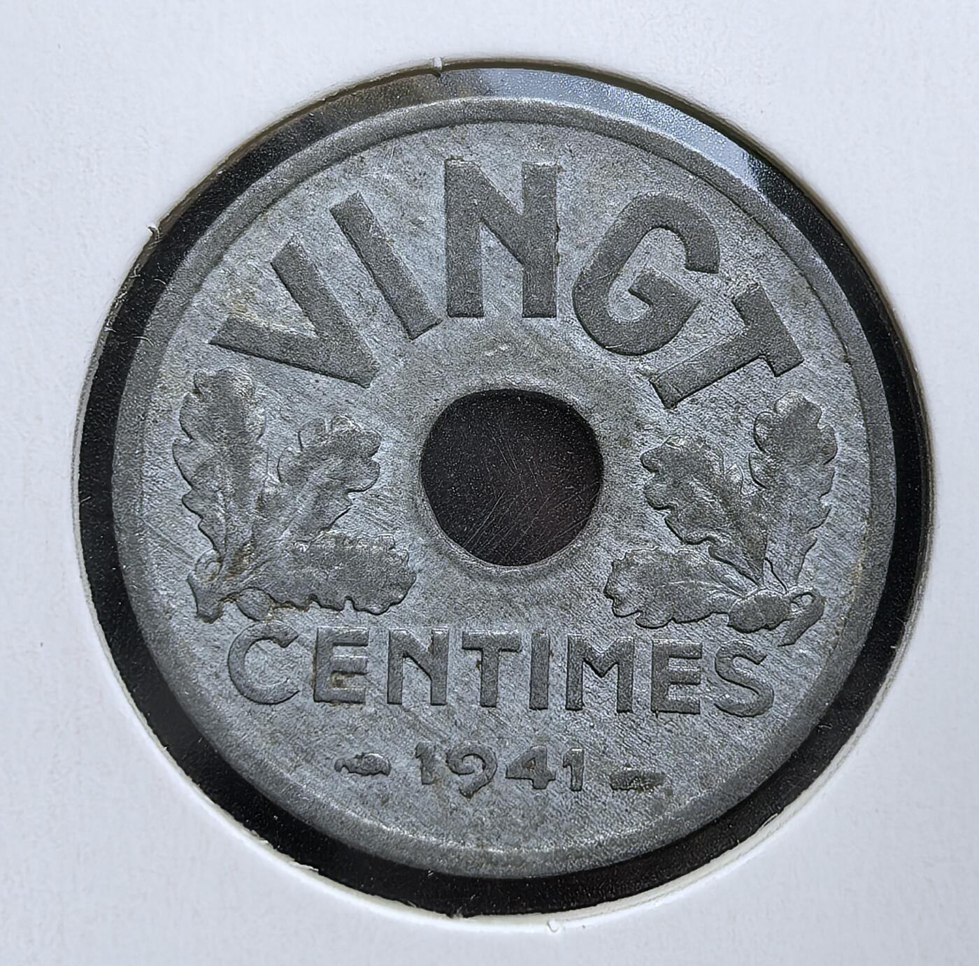 外国优质老铜币银币，周日九点倒数截拍，满百包邮，持续收拍，初八发货 维希法国1941年20生丁锌币。正面的 “ÉTAT FRANÇAIS” 与麦穗图案，是维希政权的标志性设计；背面的面值与年份，见证了二战期间法国被占领时期的货币体系，反映了傀儡政权的统治印记与战时经济的匮乏。