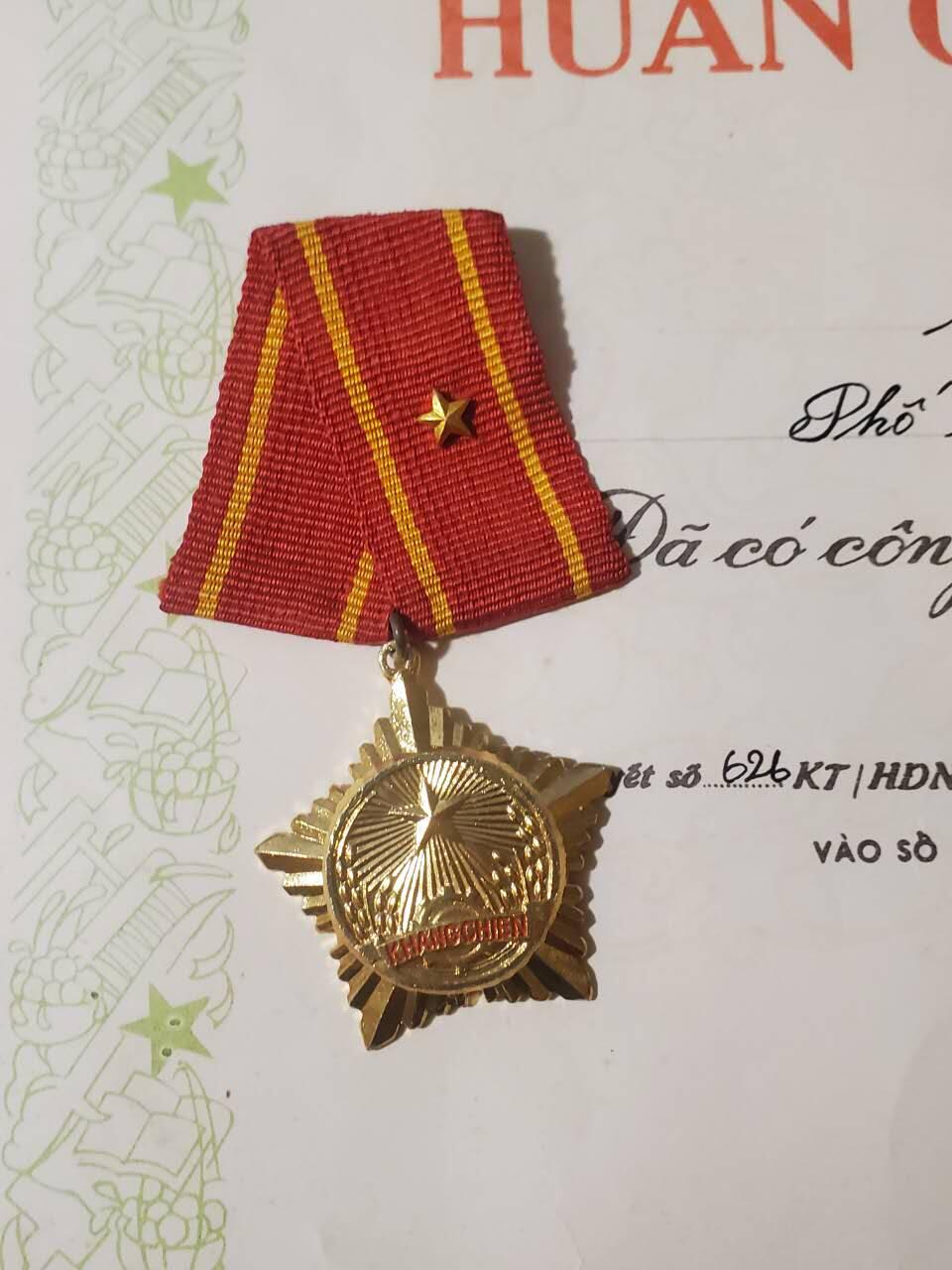 韵星假日军品类拍卖第42期 -- Rimey Holidays Militaria Auction 42 越南社会主义共和国陈永敦三级抗战勋章带证书一套 实发抗美越战事迹 好品