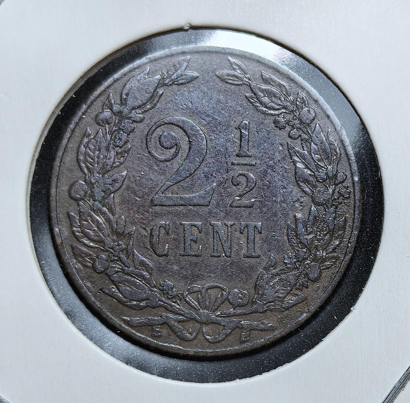 外国优质老铜币银币，周日九点倒数截拍，满百包邮，持续收拍，初八发货 荷兰1905年 2½ 分铜币，正面是荷兰国徽中的持剑雄狮图案；背面的月桂枝与水果花环，象征着荷兰的物产与繁荣，也见证了 20 世纪初荷兰作为殖民帝国的稳定时期。