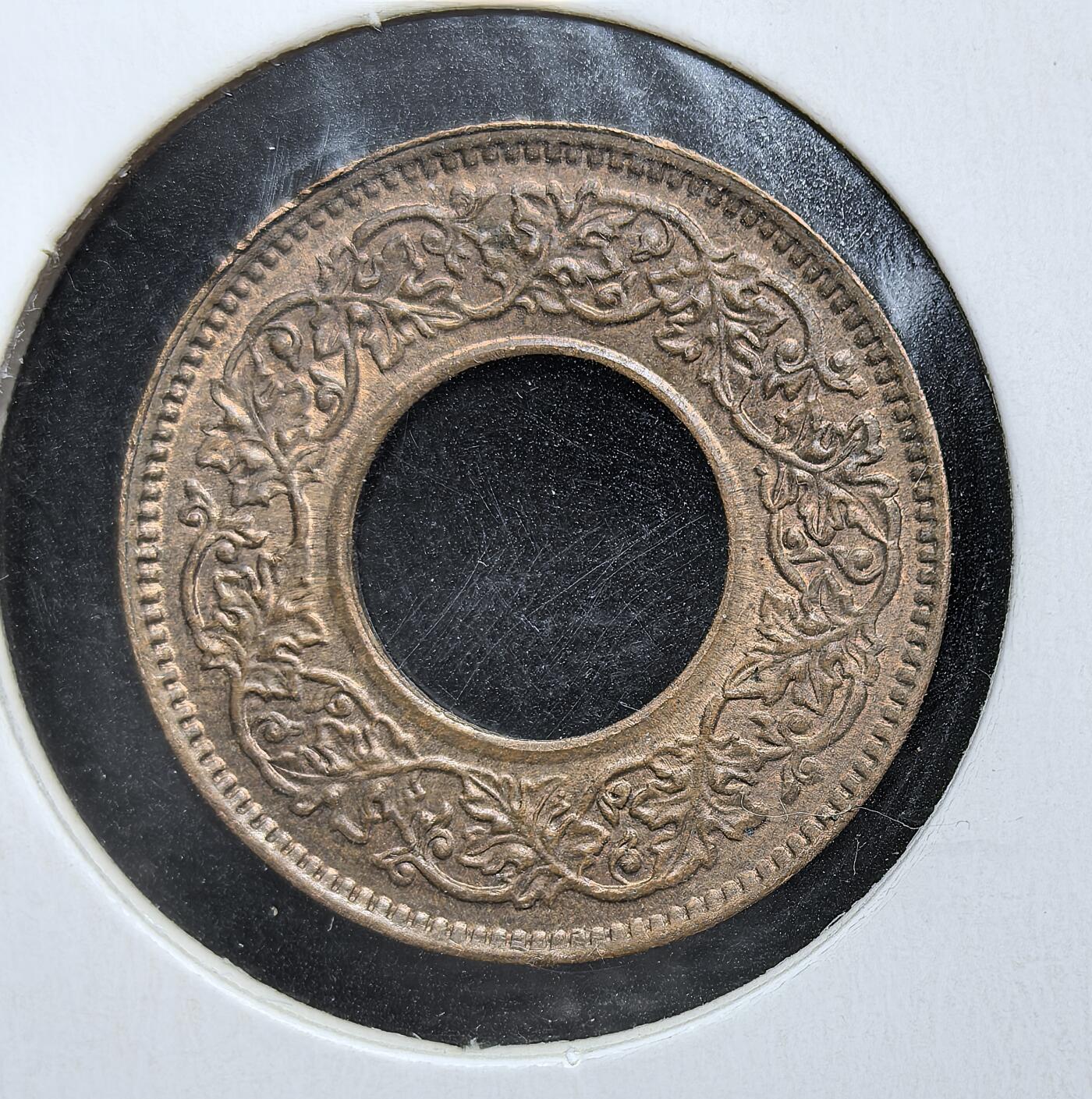 外国优质老铜币银币，周日九点倒数截拍，满百包邮，持续收拍，初八发货 原光英属印度1943年1派沙铜币。正面刻有 “1 PICE INDIA” 与王冠图案，并用印地语标注面值，背面是卷草纹装饰。二战期间印度作为英国重要殖民地，物资匮乏，这种圆孔铜币便于流通计数，是殖民统治与战争经济的历史见证。