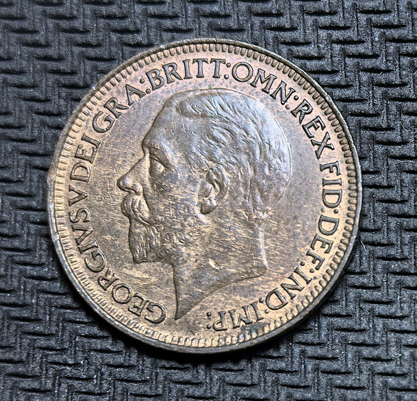 外国优质老铜币银币，周日九点倒数截拍，满百包邮，持续收拍，初八发货 原光英国1932年法新。正面是英王乔治五世的头像，铭文 彰显其 “日不落帝国” 君主的身份；背面是象征不列颠尼亚的女神坐像，手持三叉戟，见证了两次世界大战之间英国的殖民霸权与经济稳定。