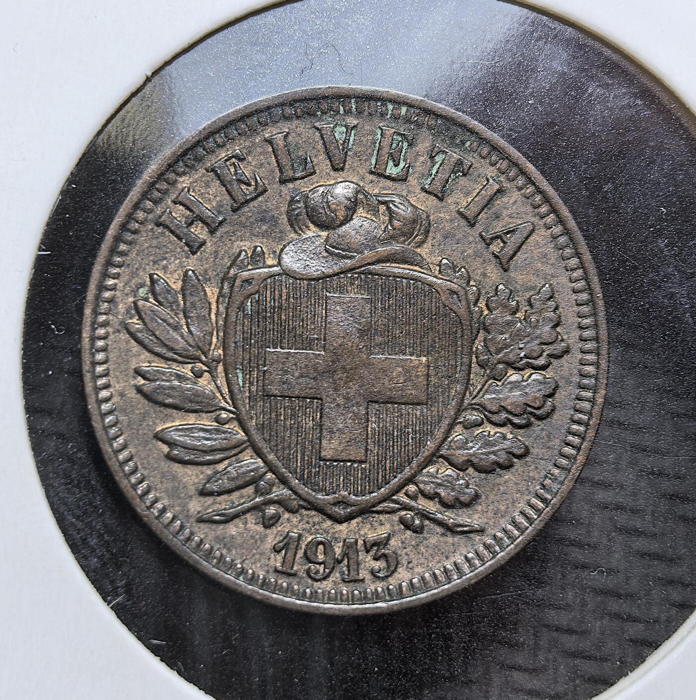 外国优质老铜币银币，周日九点倒数截拍，满百包邮，持续收拍，初八发货 瑞士1913年2分铜币。正面以 “HELVETIA” 与国徽彰显国家象征，背面的月桂枝象征和平，见证了瑞士在 20 世纪初的中立稳定与经济发展。