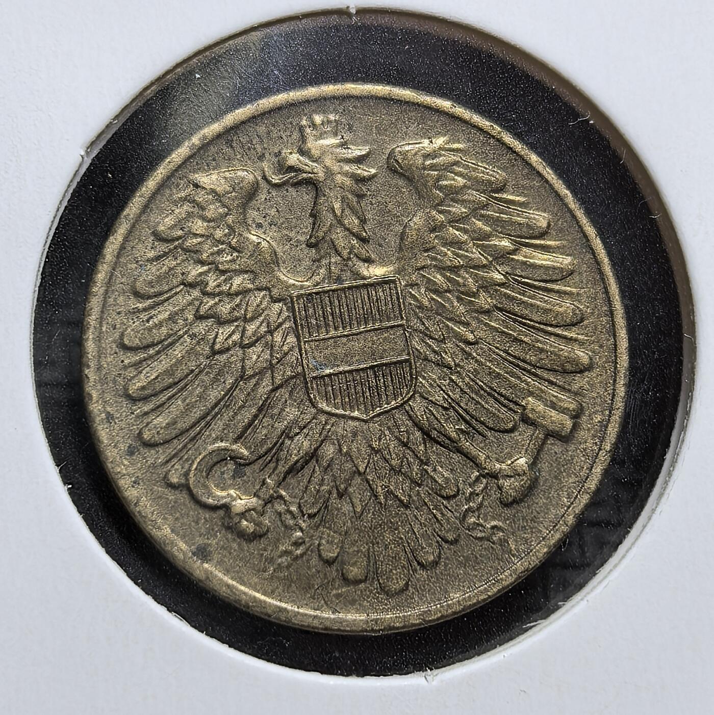 外国优质老铜币银币，周日九点倒数截拍，满百包邮，持续收拍，初八发货 奥地利第二共和国1951年20格罗申。正面的双头鹰盾徽是奥地利的国家象征，背面的国名与面值则标注了其发行背景。二战后奥地利重建货币体系，这枚硬币见证了其从战后恢复到主权独立的历史进程。