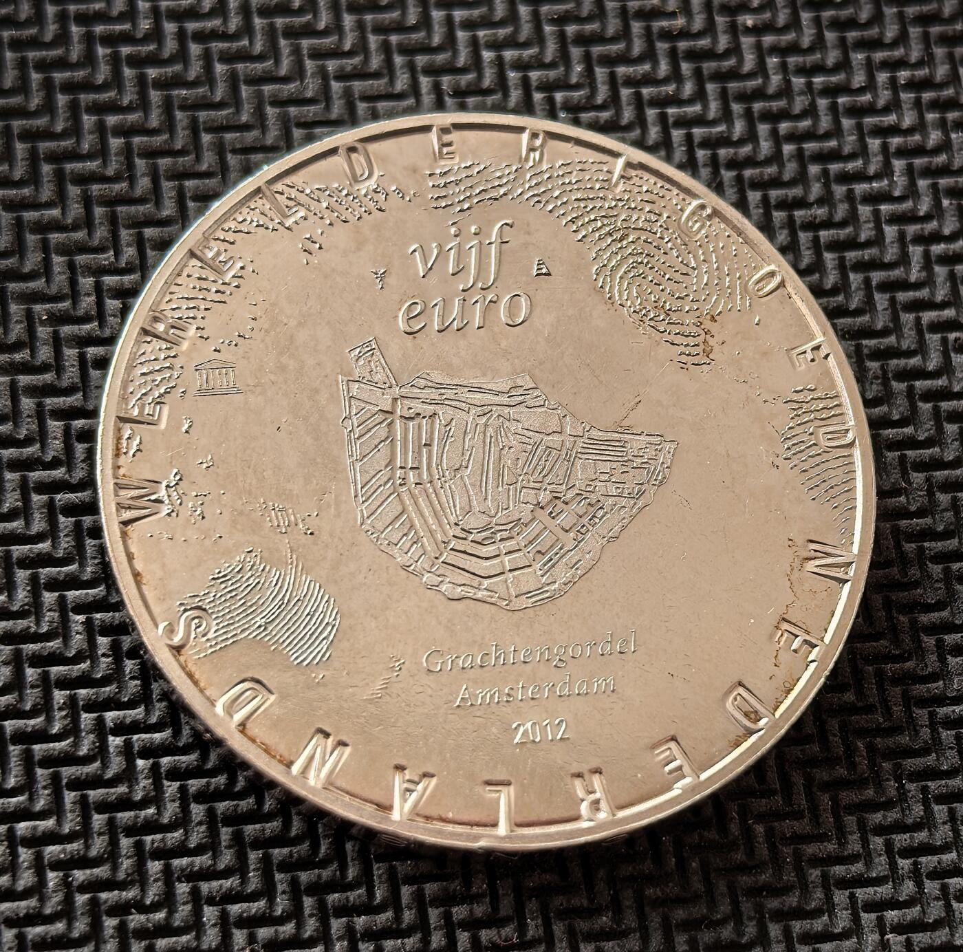 外国优质老铜币银币，周日九点倒数截拍，满百包邮，持续收拍，初八发货 荷兰2012年5 欧元纪念银币，是为纪念阿姆斯特丹运河带入选世界遗产而发行。正面的贝娅特丽克丝女王头像与世界地图，彰显荷兰的全球视野；背面的运河带图案则承载着荷兰黄金时代的历史记忆与文化遗产价值。