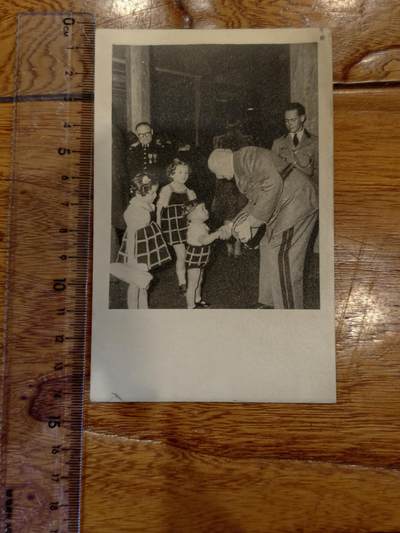 凯旋世界勋赏（持续上新中）（第22期新年大拍）（欢迎送拍）（对拍品有疑问请询问客服，不接受到手刀，出价默认拍品品相。请认真阅读拍卖规则！出价默认已认可！）（收到货请录制开箱视频，无视频概不处理问题。） - 与梅内特雷医生的孩子们在一起，他是内阁首席兼上校军医。在巴雷的左侧，在私人卫队中