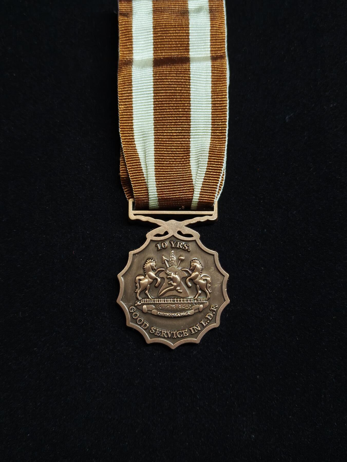 马到成功 迎新年  精品专场 莱索托王国铜级军事服役奖章   授予为莱索托王国服役满10年且无过错的军人，作为一个国中之国，莱索托王国人口仅仅230万，军队更是少的可怜仅仅只有三千人这还是陆海空三军