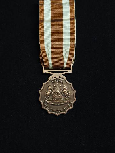 马到成功 迎新年  精品专场 - 莱索托王国铜级军事服役奖章   授予为莱索托王国服役满10年且无过错的军人，作为一个国中之国，莱索托王国人口仅仅230万，军队更是少的可怜仅仅只有三千人这还是陆海空三军