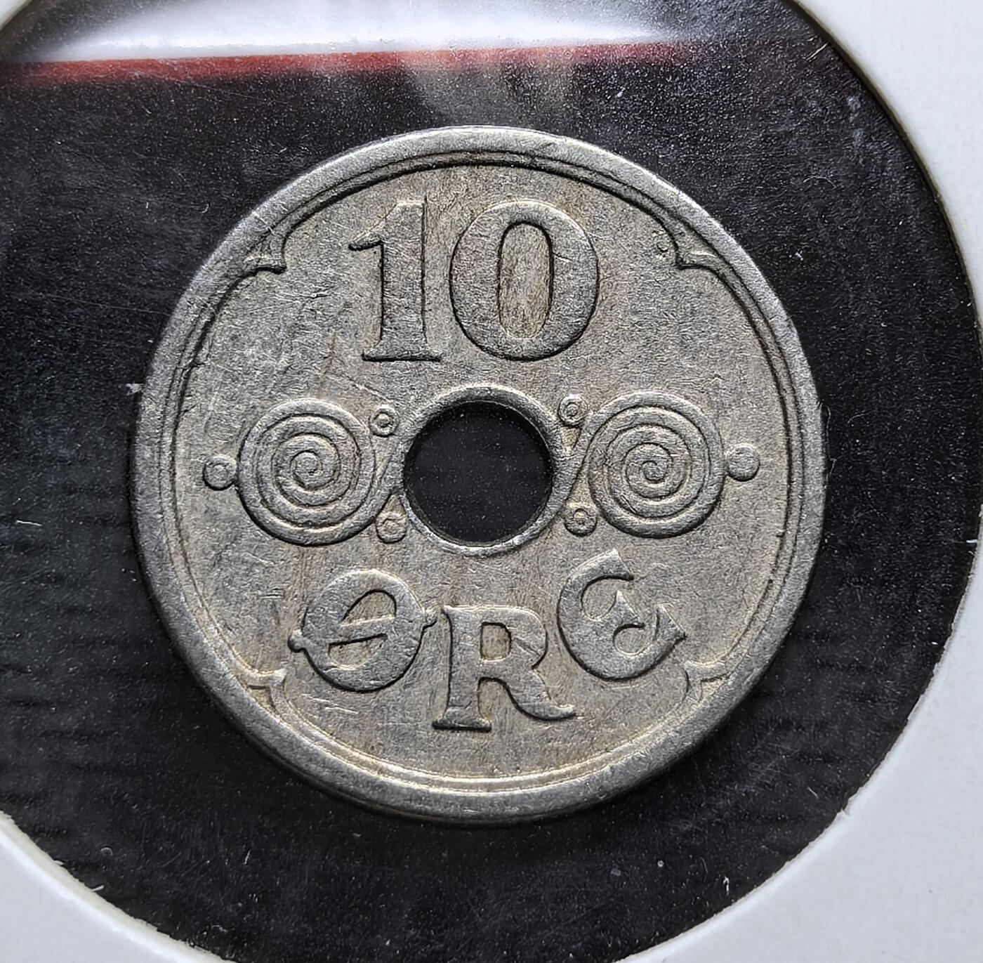 外国优质老铜币银币，周日九点倒数截拍，满百包邮，持续收拍，初八发货 丹麦1926年10 欧尔镍币，属于丹麦王国统一货币体系的流通辅币。正面以凯尔特风格的螺旋纹彰显民族特色，背面的王冠与 “CXR” 缩写代表克里斯蒂安十世，见证了丹麦在两次世界大战之间的稳定发展。