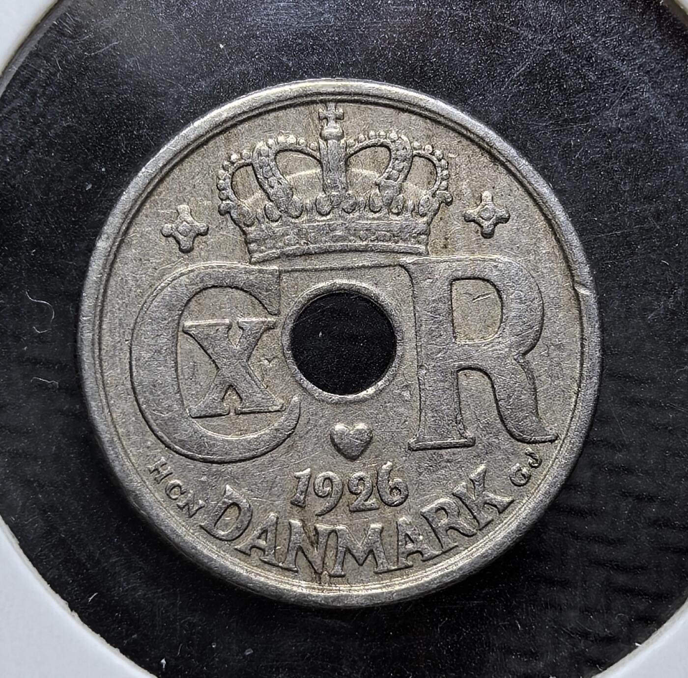 外国优质老铜币银币，周日九点倒数截拍，满百包邮，持续收拍，初八发货 丹麦1926年10 欧尔镍币，属于丹麦王国统一货币体系的流通辅币。正面以凯尔特风格的螺旋纹彰显民族特色，背面的王冠与 “CXR” 缩写代表克里斯蒂安十世，见证了丹麦在两次世界大战之间的稳定发展。