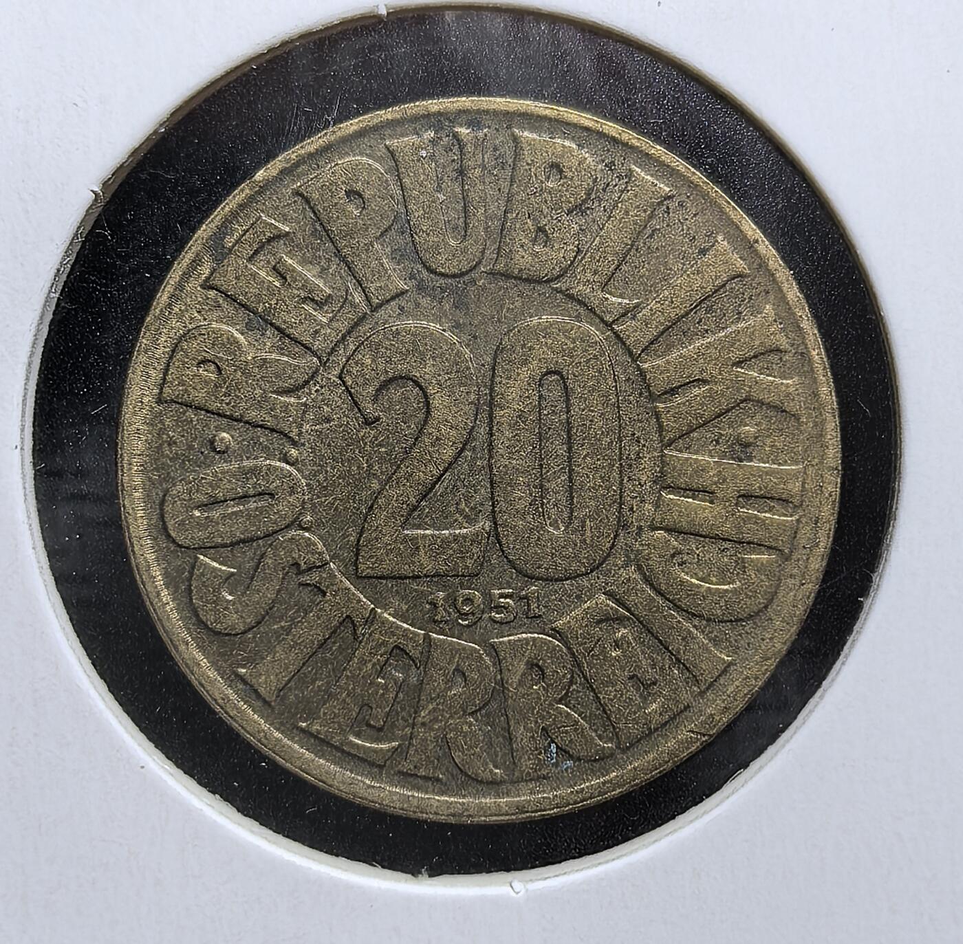 外国优质老铜币银币，周日九点倒数截拍，满百包邮，持续收拍，初八发货 奥地利第二共和国1951年20格罗申。正面的双头鹰盾徽是奥地利的国家象征，背面的国名与面值则标注了其发行背景。二战后奥地利重建货币体系，这枚硬币见证了其从战后恢复到主权独立的历史进程。