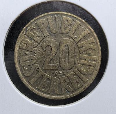 外国优质老铜币银币，周日九点倒数截拍，满百包邮，持续收拍，初八发货 - 奥地利第二共和国1951年20格罗申。正面的双头鹰盾徽是奥地利的国家象征，背面的国名与面值则标注了其发行背景。二战后奥地利重建货币体系，这枚硬币见证了其从战后恢复到主权独立的历史进程。