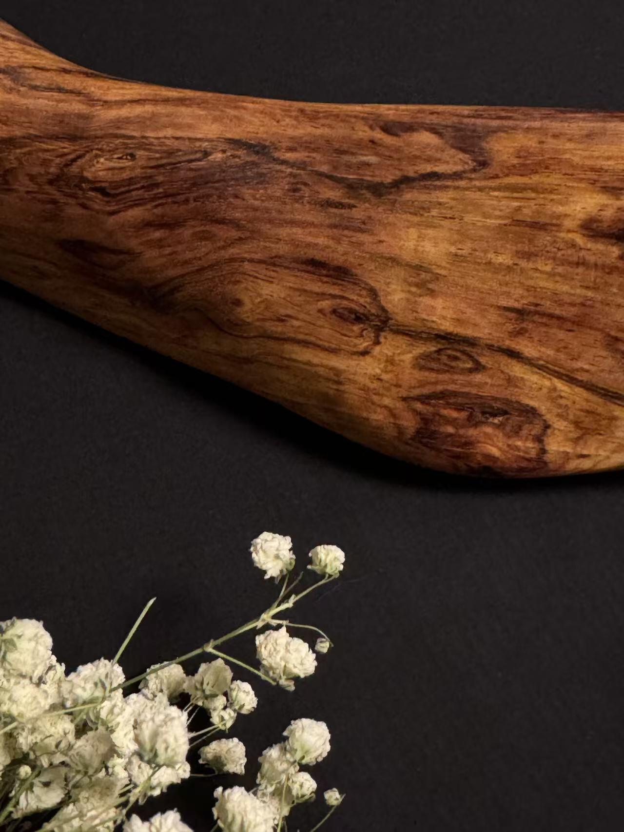 零元拍：终于在节前收到这批送出去加工的海南黄花梨随型把玩棍横财，这也许就是玩木头的乐趣吧，每一个花纹都独一无二，是自然与匠心的完美邂逅。 它保留了木材最本真的曲线，每一处起伏都像是时光在木头上留下的指纹。尺寸：540/70/30MM