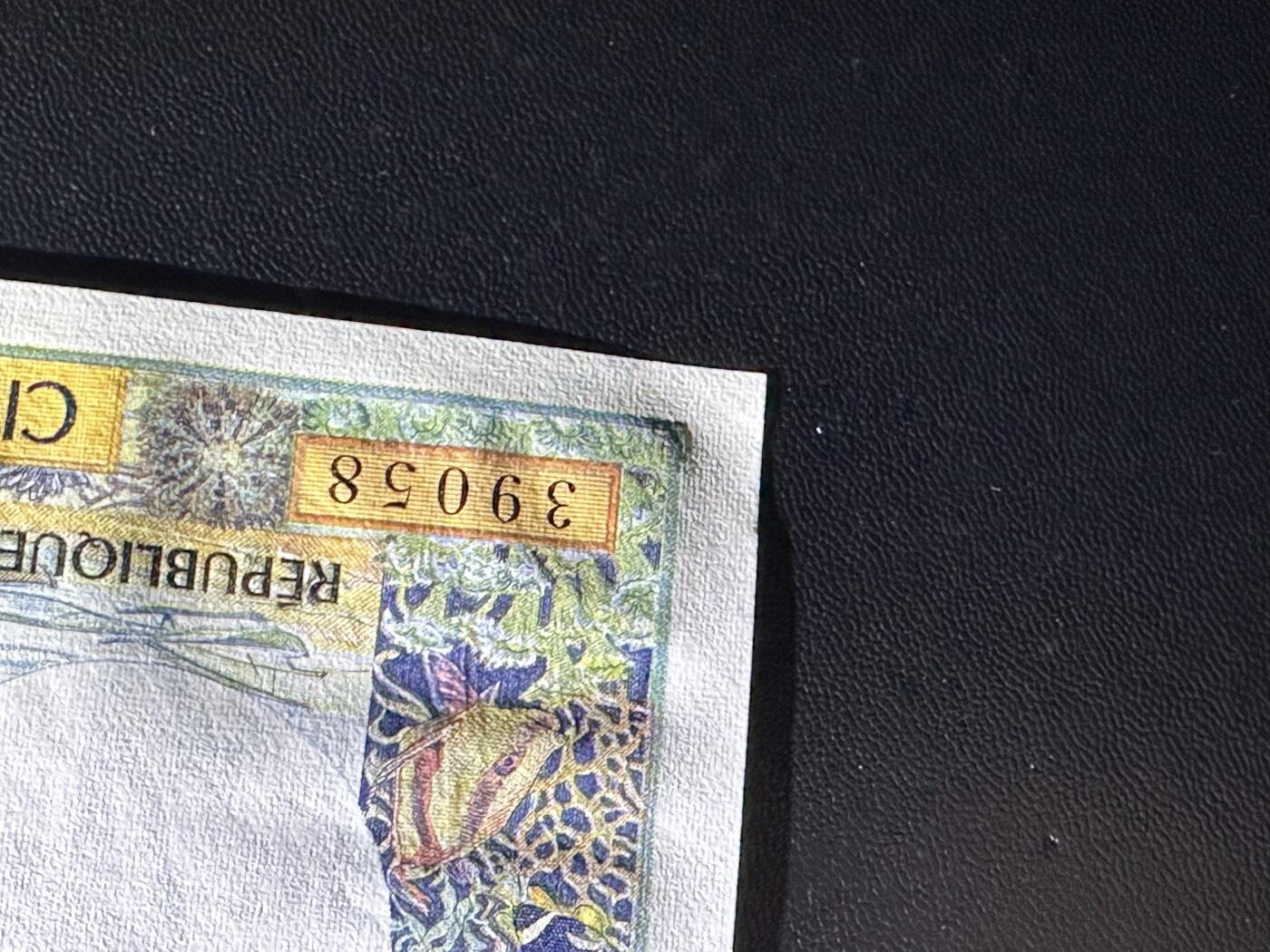 《外钞收藏家》第六百一十二期（ 精选场）（长期征集拍品、欢迎藏友们联系合作） 法属太平洋500法郎 2张一起 全新 但有的角有牙印 像是册子里取出来的