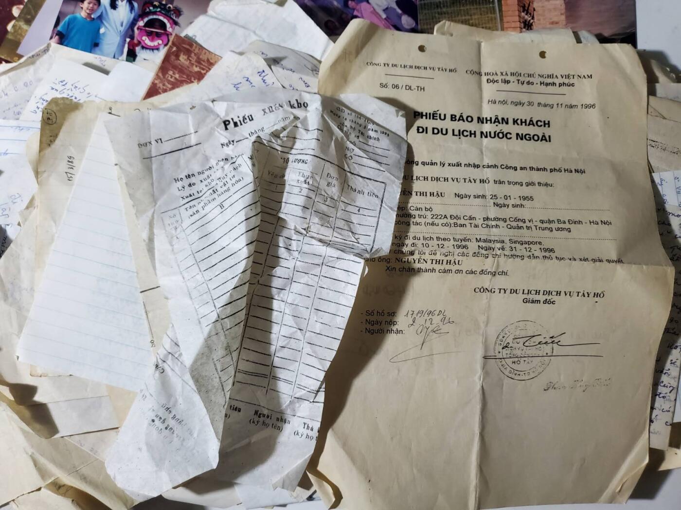 韵星假日军品类拍卖第42期 -- Rimey Holidays Militaria Auction 42 越南国防学院副院长防空系主任吴世雄家庭信件照片一套（未分类 照片和信件 文件等200张左右）