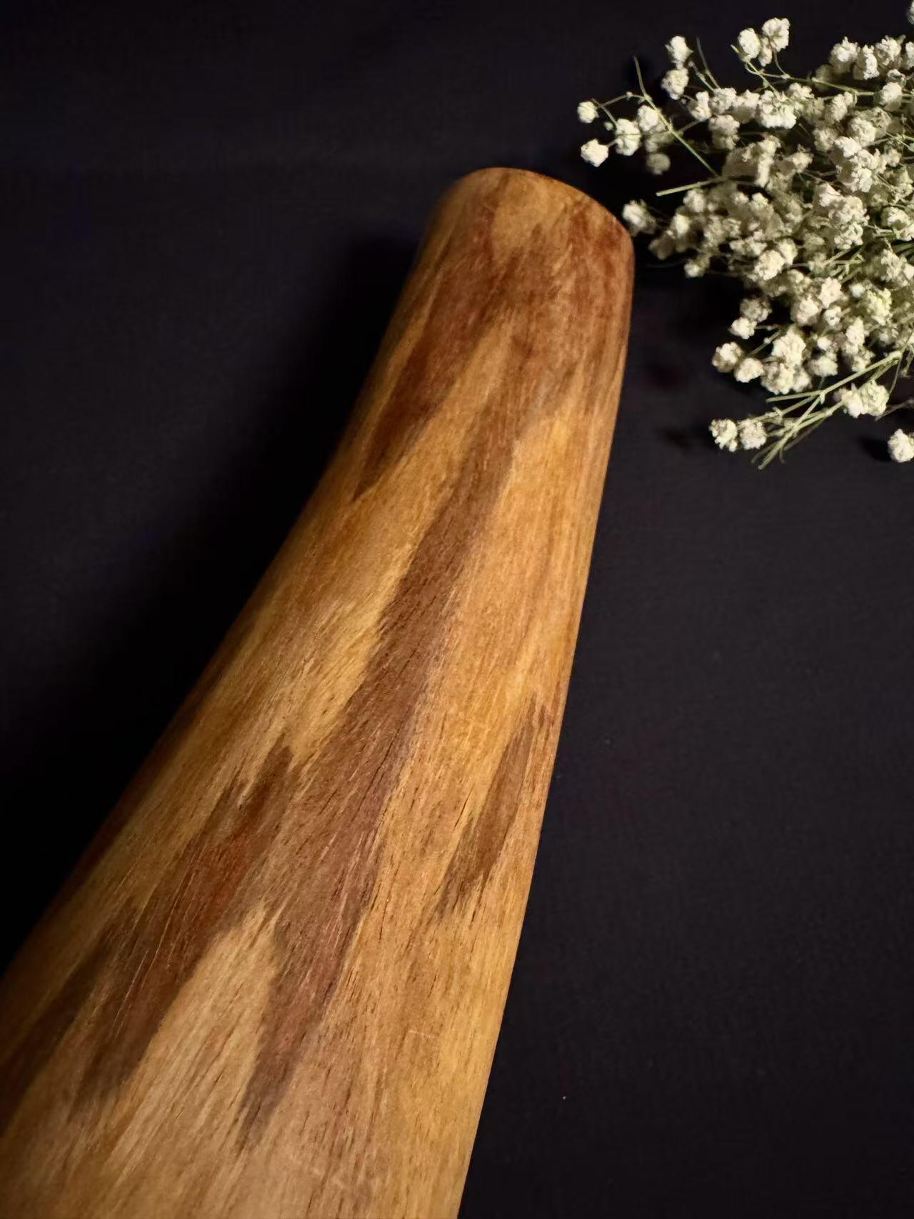 零元拍：NO.2终于在节前收到这批送出去加工的海南黄花梨随型把玩棍横财，这也许就是玩木头的乐趣吧，每一个花纹都独一无二，是自然与匠心的完美邂逅。 它保留了木材最本真的曲线，每一处起伏都像是时光在木头上留下的指纹。尺寸：390/60/50MM