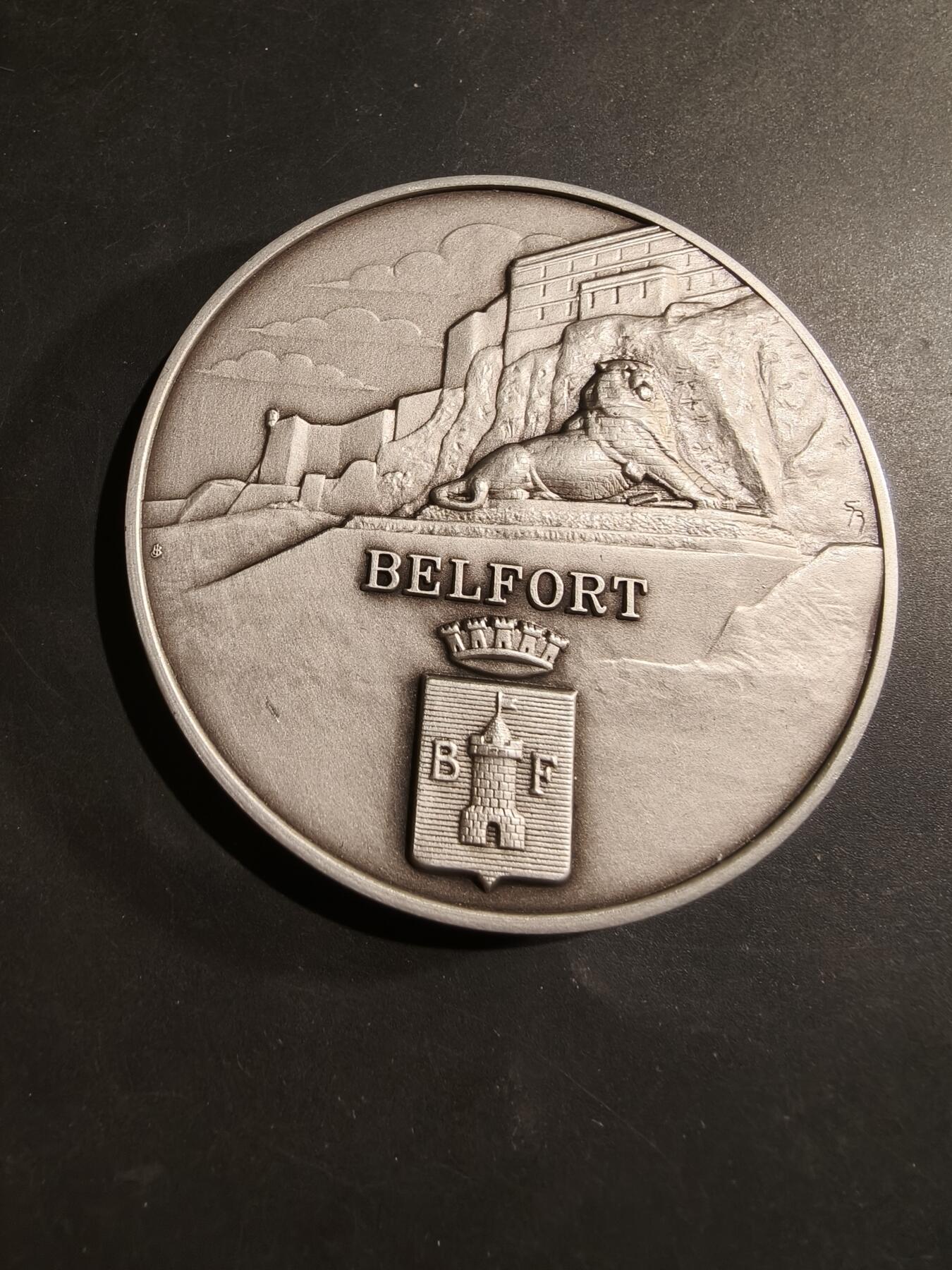 老王徽章第184期 法国贝尔福市阿尔斯通高速列车镀银大铜章    原盒     贝尔福市代表为贝尔福雄狮     直径80mm     重量250.9g