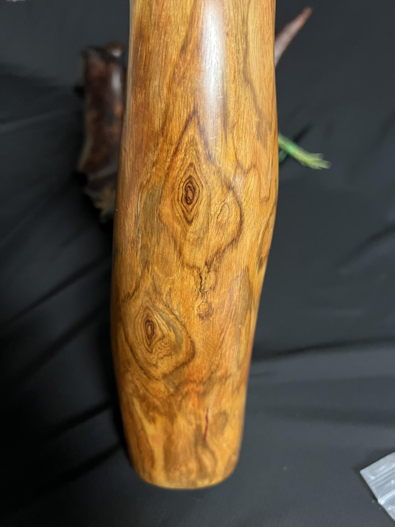 零元拍：NO.3终于在节前收到这批送出去加工的海南黄花梨随型把玩棍横财，这也许就是玩木头的乐趣吧，每一个花纹都独一无二，是自然与匠心的完美邂逅。 它保留了木材最本真的曲线，每一处起伏都像是时光在木头上留下的指纹。尺寸：405/65/35MM