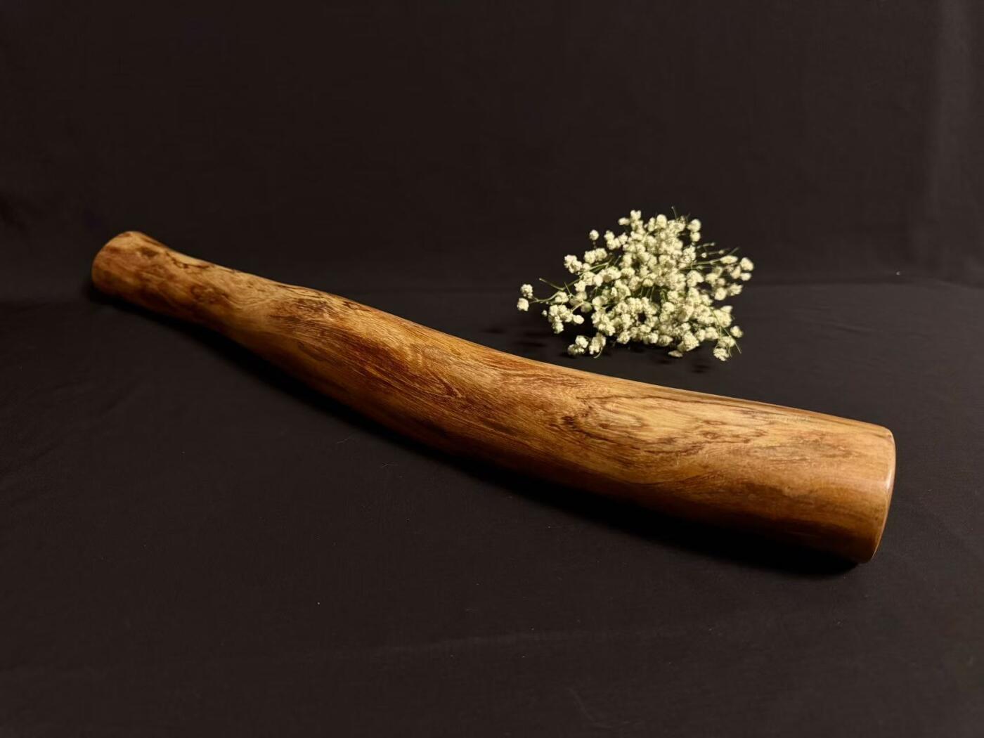 零元拍：NO.1终于在节前收到这批送出去加工的海南黄花梨随型把玩棍横财，这也许就是玩木头的乐趣吧，每一个花纹都独一无二，是自然与匠心的完美邂逅。 它保留了木材最本真的曲线，每一处起伏都像是时光在木头上留下的指纹。尺寸：545/50/35MM