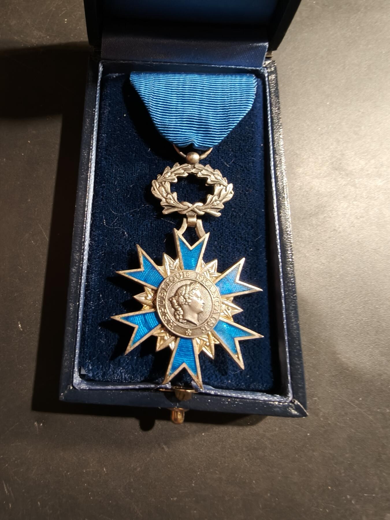 老王徽章第184期 法国骑士级国家功勋勋章     原盒     早期950银质珐琅      25.2g