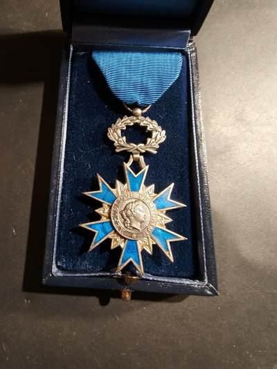 老王徽章第184期 - 法国骑士级国家功勋勋章     原盒     早期950银质珐琅      25.2g