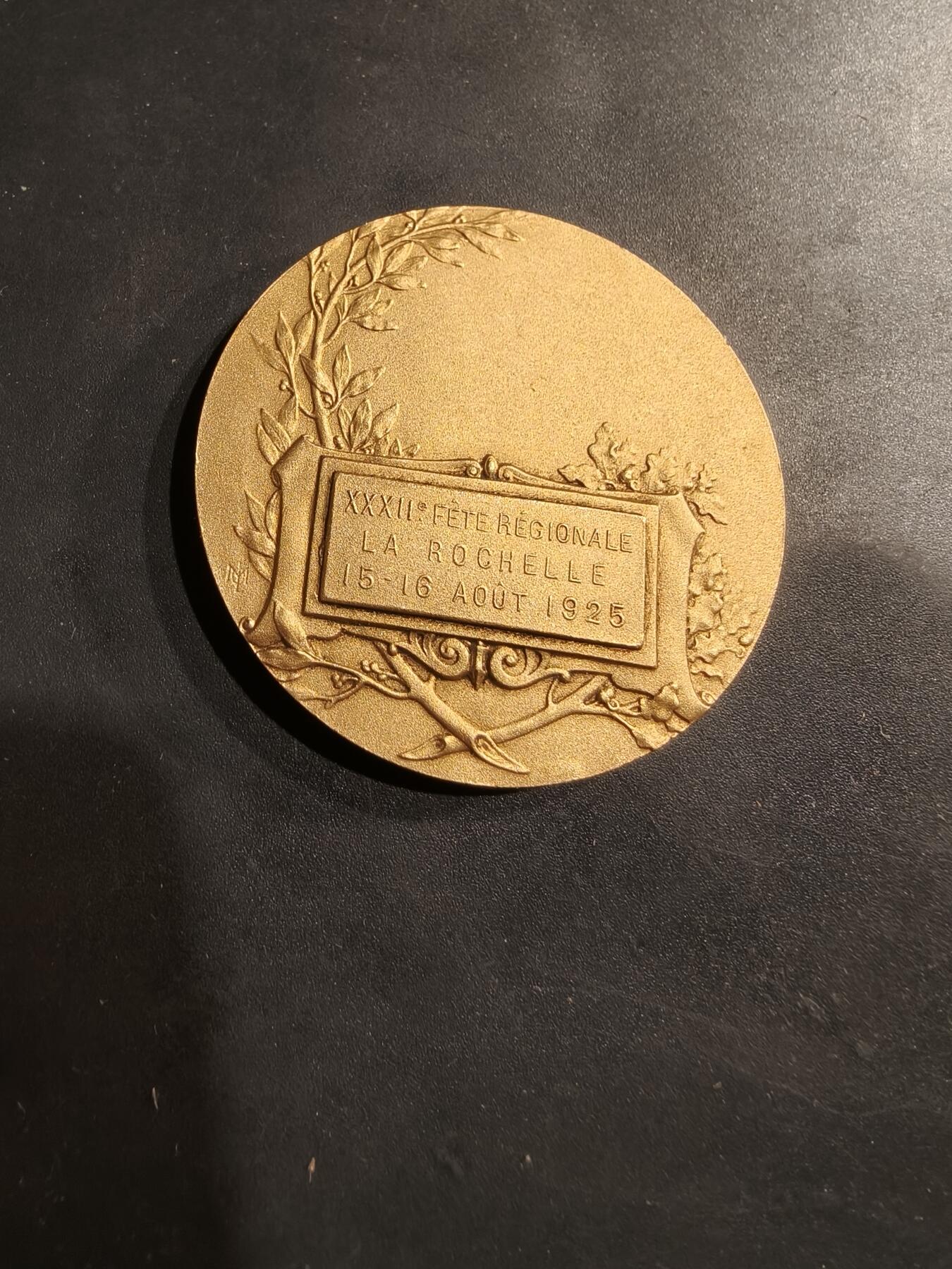 老王徽章第184期 法国1925年第32届拉罗谢尔地区节日镀金大铜章    原盒     勒内鲍迪雄作品     直径46mm     重量41.3g