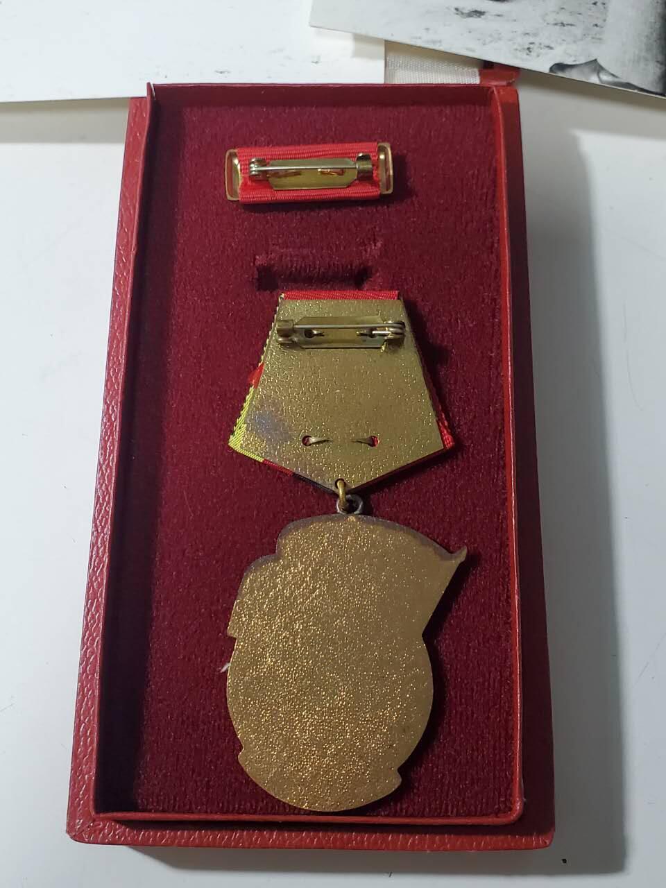 韵星假日军品类拍卖第42期 -- Rimey Holidays Militaria Auction 42 民主德国一级劳动红旗勋章带盒略一套和两张工战队照片 工战队为检阅举旗和军官视察 稀少题材 均为军队官方洗出（为上两组拍品原主部队）非后洗 勋章一级少见