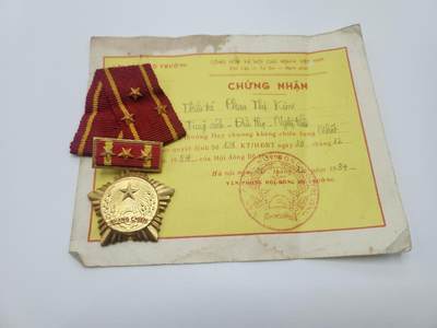 南水社第二次拍卖 - 1984年中越冲突期间 越南一级抗战勋章 少校潘氏金（应当为女性,稀少女性得主） 实发证书1655号