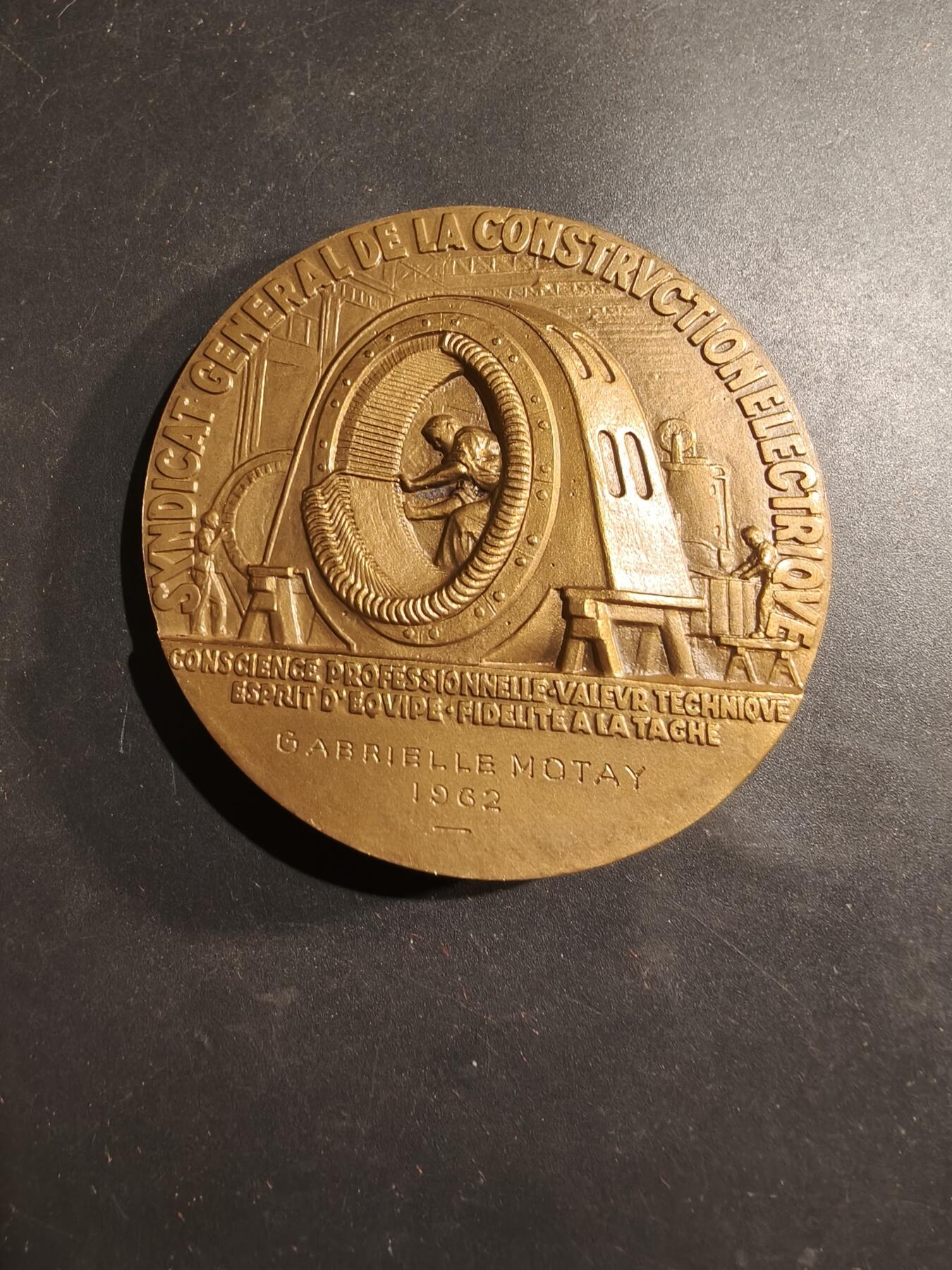 老王徽章第184期 法国电气工程总工会大铜章    原盒无盖     直径68mm    重量161g