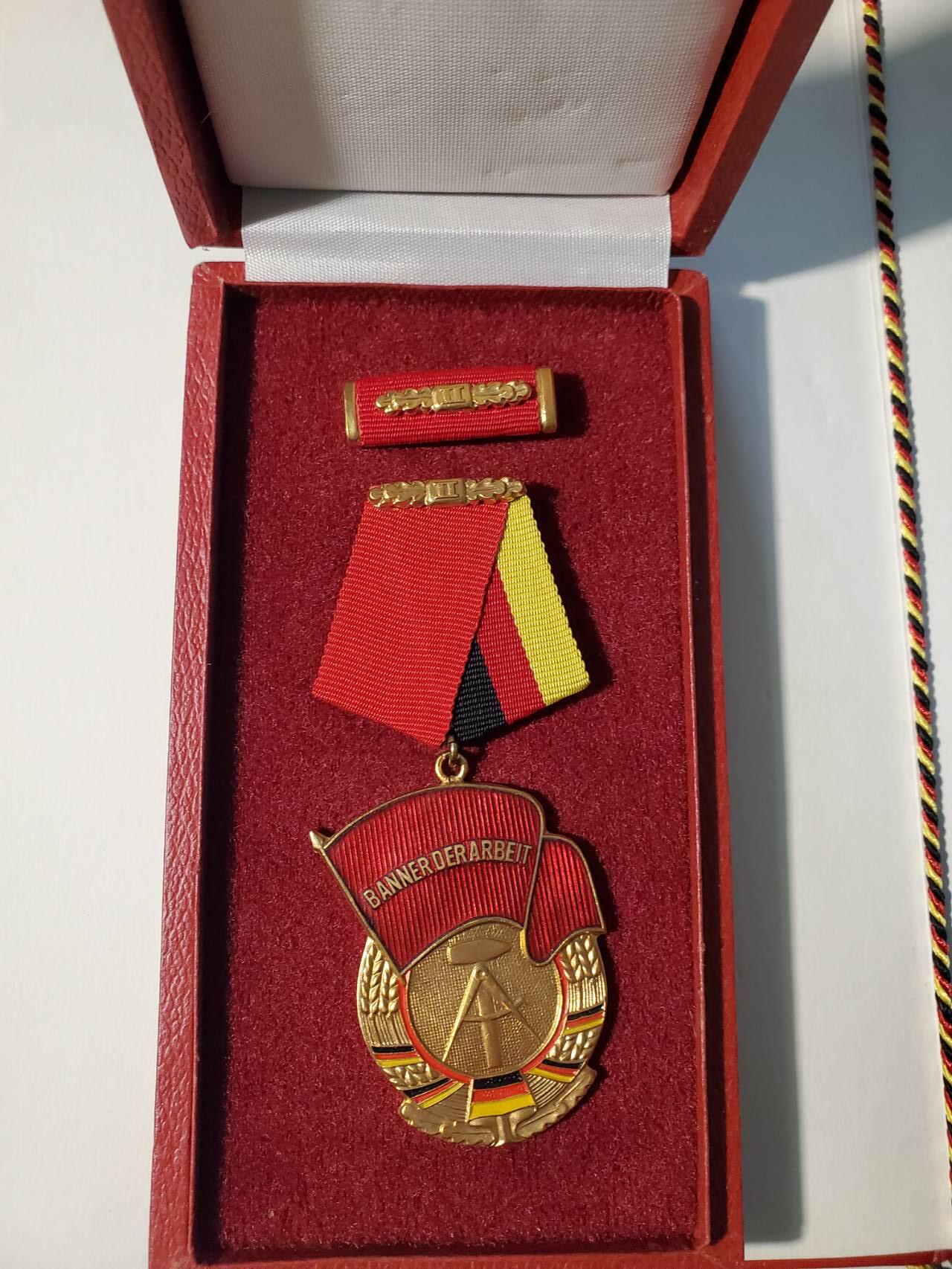 韵星假日军品类拍卖第42期 -- Rimey Holidays Militaria Auction 42 民主德国二级劳动红旗勋章盒略一套带证书 实发好品 工战队军官事迹