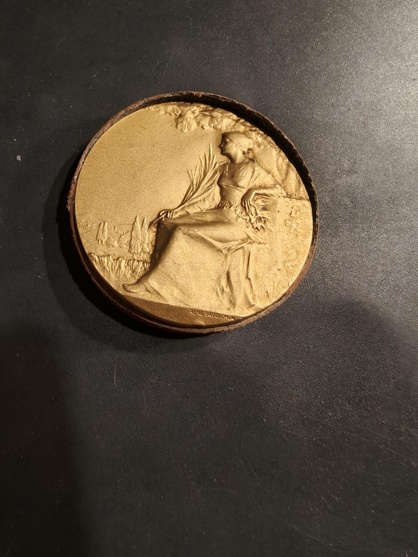 老王徽章第184期 法国1925年第32届拉罗谢尔地区节日镀金大铜章    原盒     勒内鲍迪雄作品     直径46mm     重量41.7g