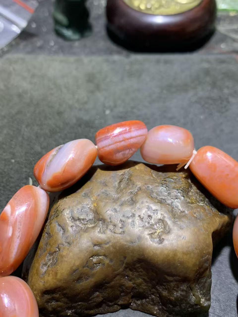 川料红白南红玛瑙随形单圈手串一条，