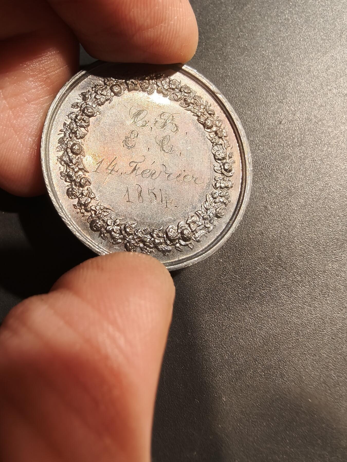 老王徽章第184期 法国婚章    带背铭1854年结婚    950银早期手指标    直径33mm    重量16.1g