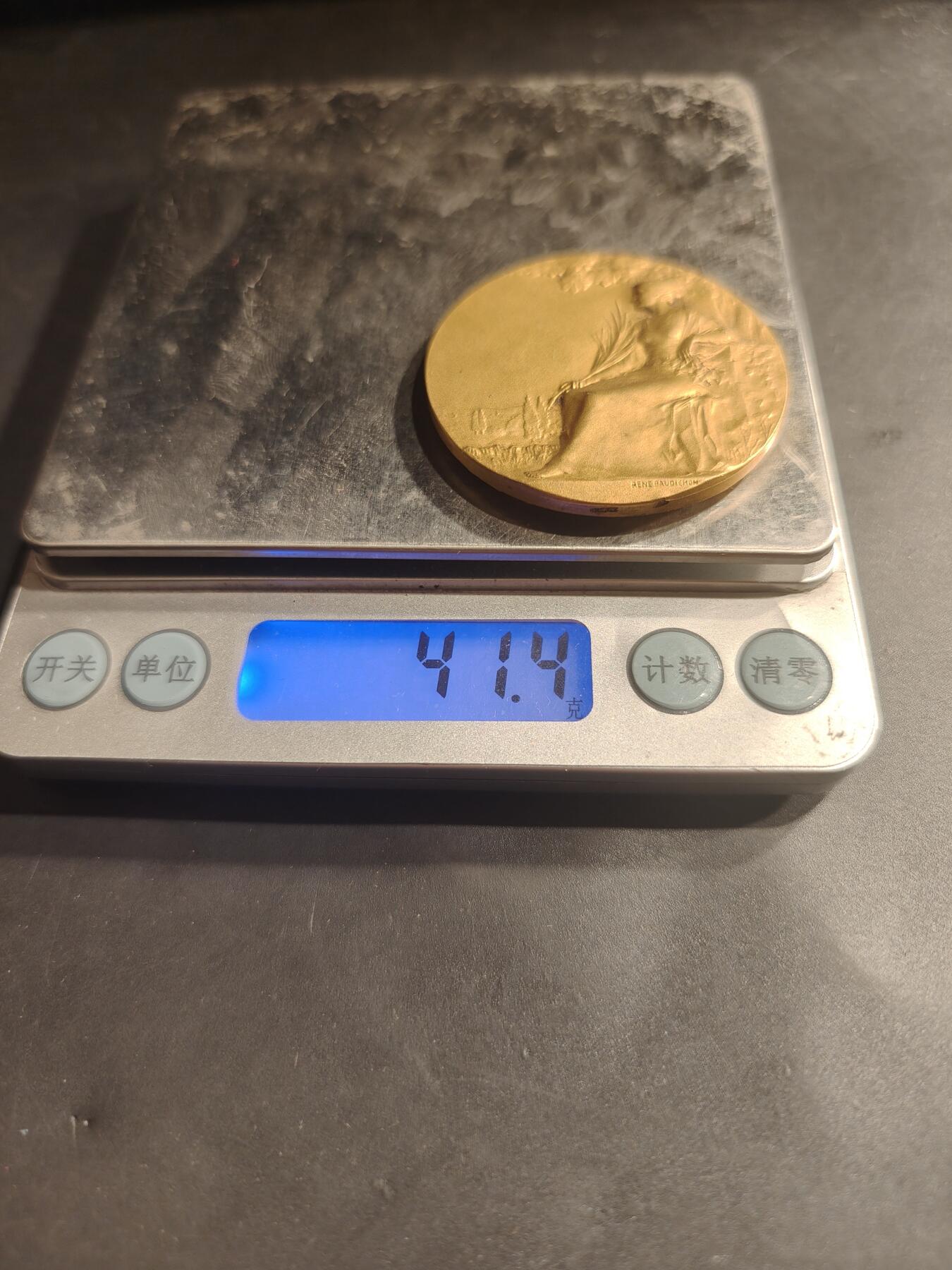 老王徽章第184期 法国1925年第32届拉罗谢尔地区节日镀金大铜章    原盒     勒内鲍迪雄作品     直径46mm     重量41.4g