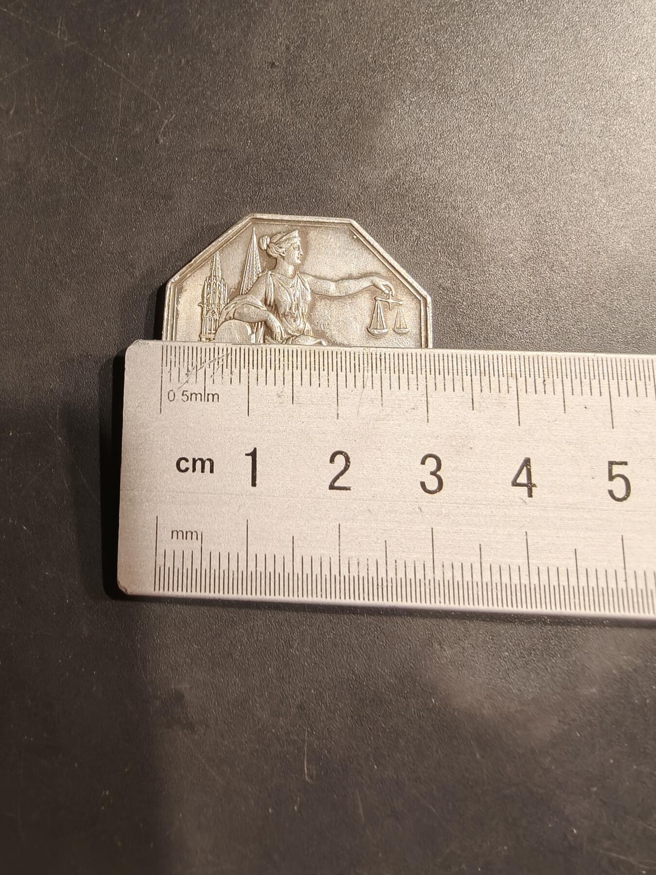 老王徽章第184期 法国沙特尔公证人八角银章     950银    直径31mm    重量14.4g