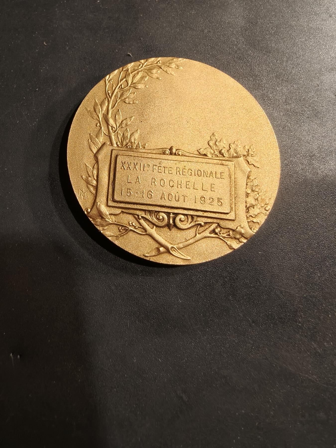 老王徽章第184期 法国1925年第32届拉罗谢尔地区节日镀金大铜章    原盒     勒内鲍迪雄作品     直径46mm     重量41.4g