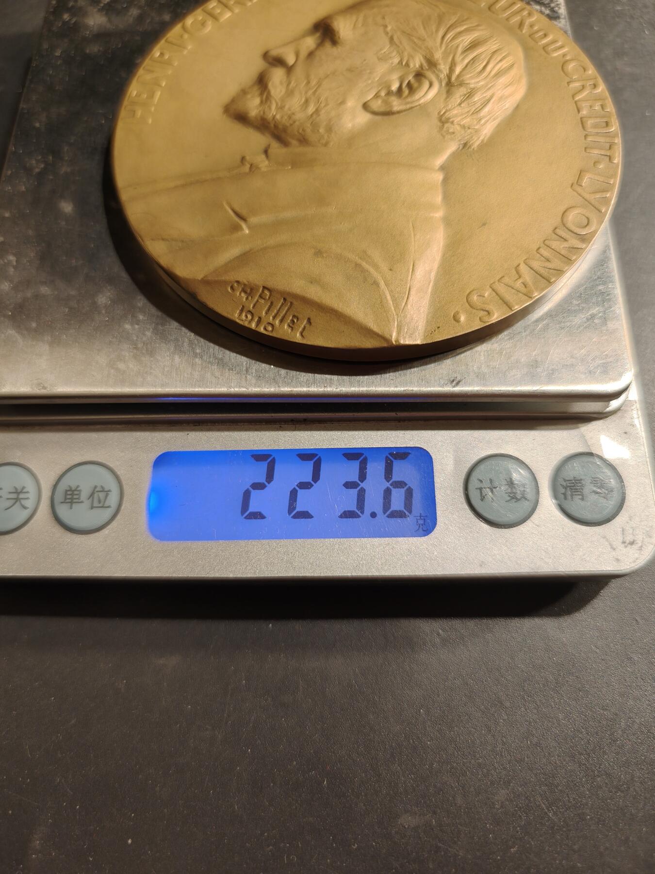 老王徽章第184期 法国里昂信贷银行镀金大铜章    大师皮列作品    带原盒     直径80mm     重量223.6g