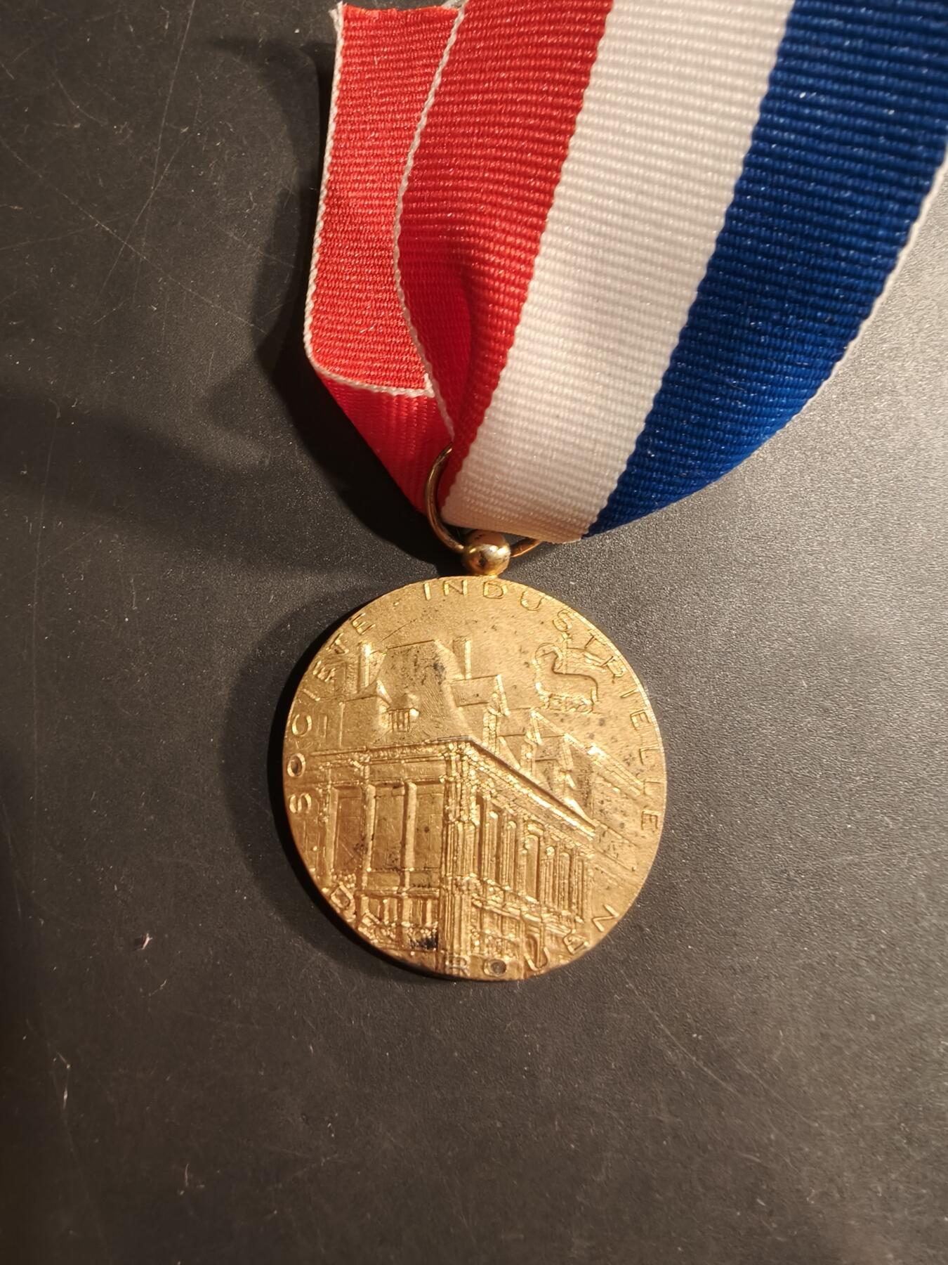 老王徽章第184期 法国金级鲁昂工业协会奖章     950银镀金    25.6g