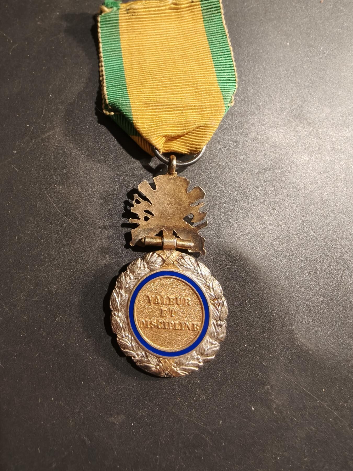 老王徽章第184期 法国军事奖章   三共时期    950银镀金珐琅     20g