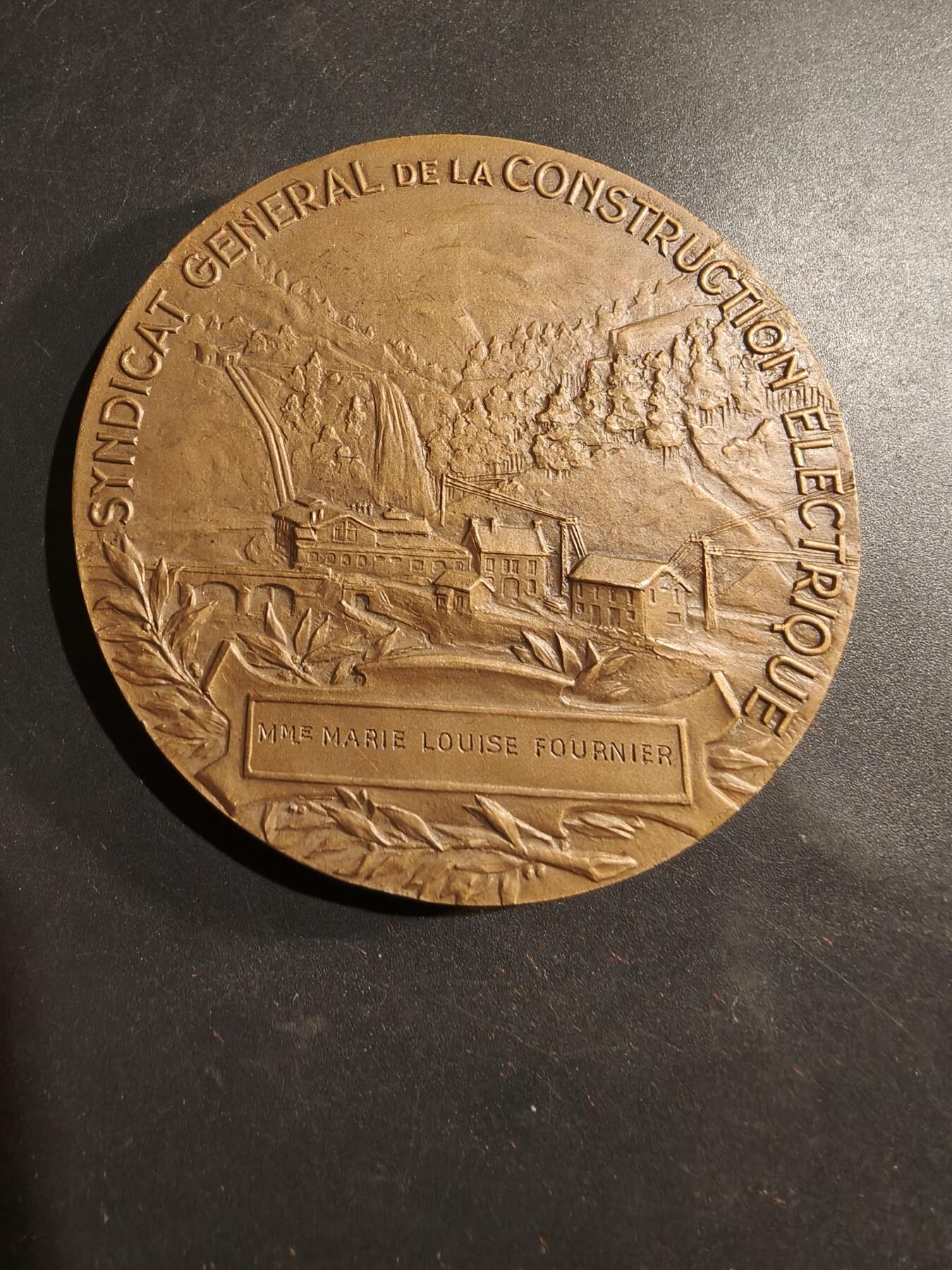 老王徽章第184期 法国电力建设总工会大铜章    大师皮列作品     原盒     直径68mm     重量150.1g