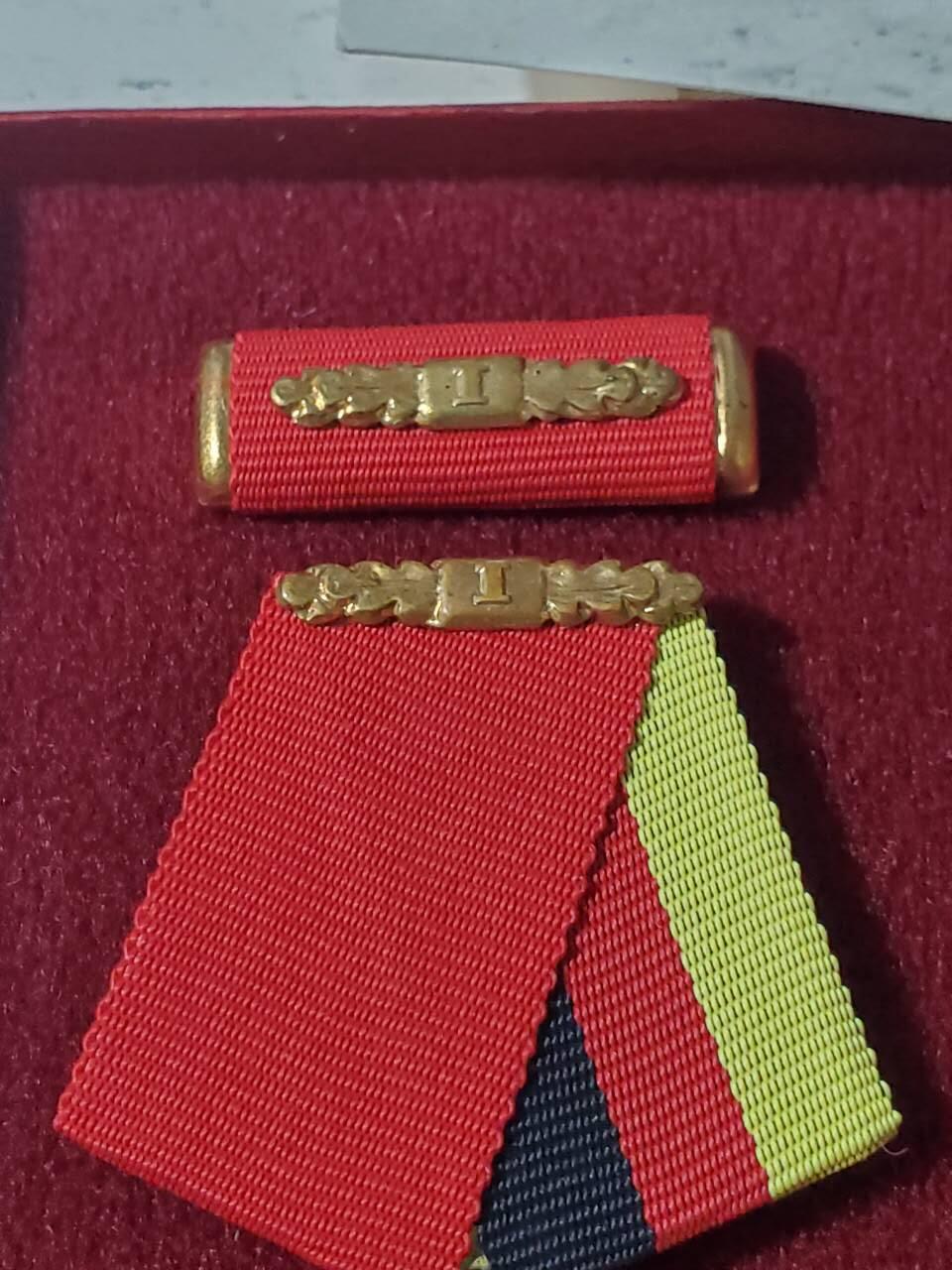 韵星假日军品类拍卖第42期 -- Rimey Holidays Militaria Auction 42 民主德国一级劳动红旗勋章带盒略一套和两张工战队照片 工战队为检阅举旗和军官视察 稀少题材 均为军队官方洗出（为上两组拍品原主部队）非后洗 勋章一级少见