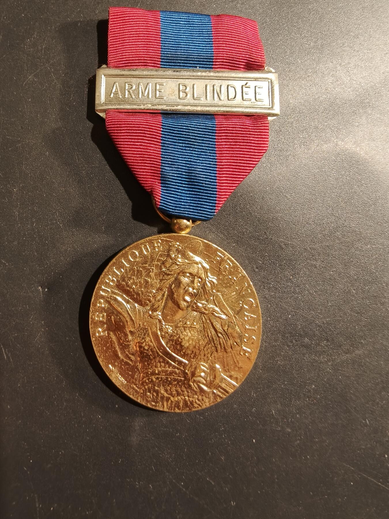 老王徽章第184期 法国金级国防服役奖章    装甲兵勋条