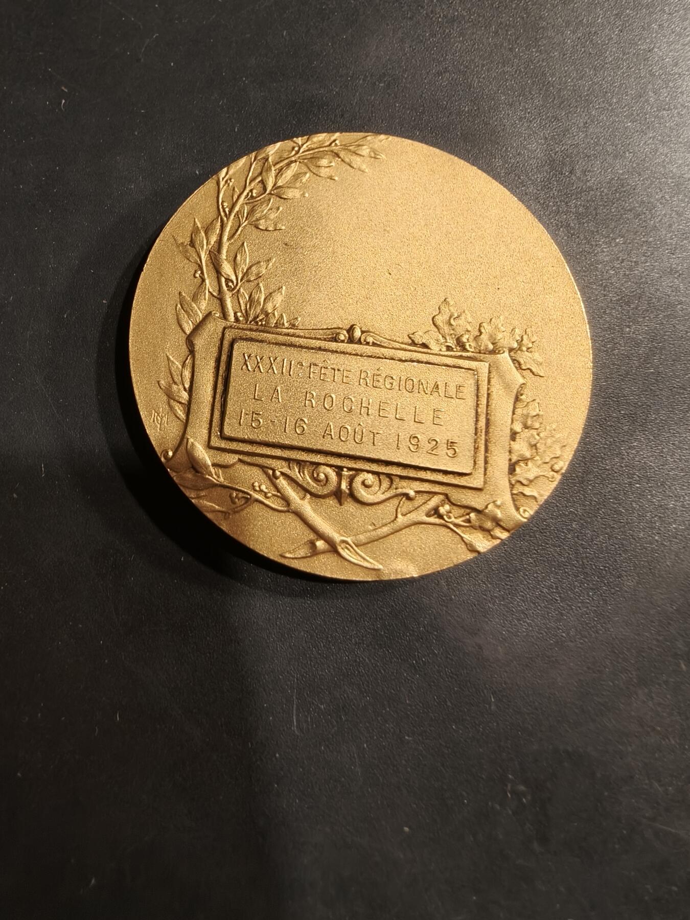 老王徽章第184期 法国1925年第32届拉罗谢尔地区节日镀金大铜章    原盒     勒内鲍迪雄作品     直径46mm     重量40.9g